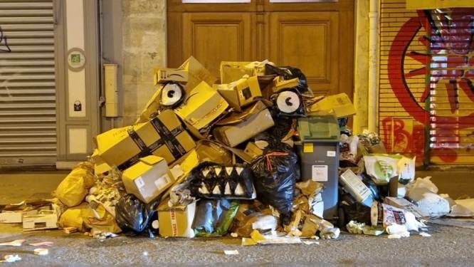 Franse straatartiest brengt overvolle vuilniszakken in Parijs tot leven 