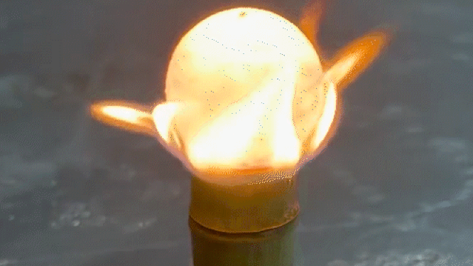 Wat gebeurt er wanneer je gloeiende metalen bol op bamboe legt? Virale video toont verrassend resultaat