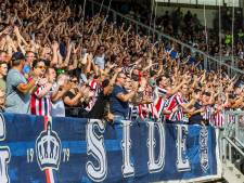 Ministerie roept KNVB en clubs tot de orde: ‘Niet wenselijk dat grote groepen samenklitten’