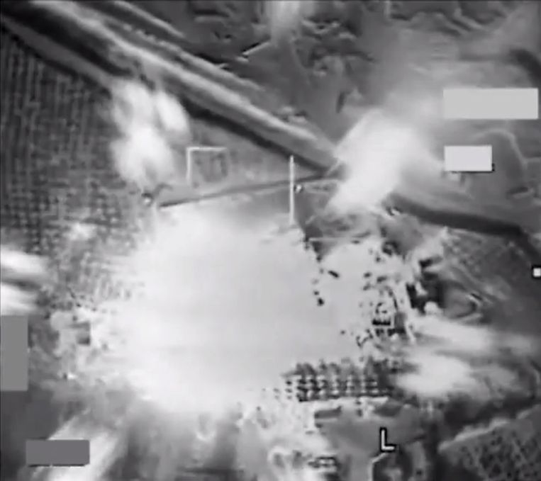 Een still uit een video die is verspreid door het Amerikaanse leger waarin een bombardement op een IS-doel in Syrië wordt getoond. Beeld ap