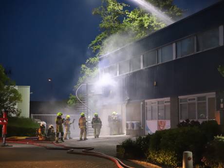 Flinke brand bij bedrijfsverzamelgebouw, vuur onder controle