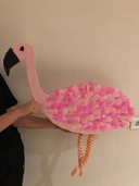 Laura uit Wijchen maakte deze flamingo voor een klasgenootje. Trotse moeder Monique stuurde een foto van het knutselwerk naar de Gelderlander.