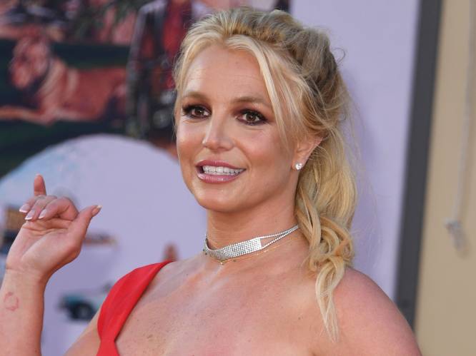 Britney Spears laat van zich horen na incident met hulpdiensten, zangeres beweert dat ze gebroken voet heeft
