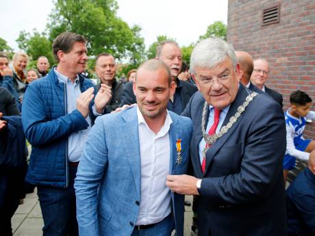 Wesley Sneijder verrast met lintje op ‘eigen’ sportpark in Utrecht: ‘Megatrots’