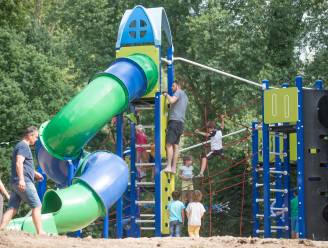 Kinderen zoeken paaseieren op speelplein Sportdreef