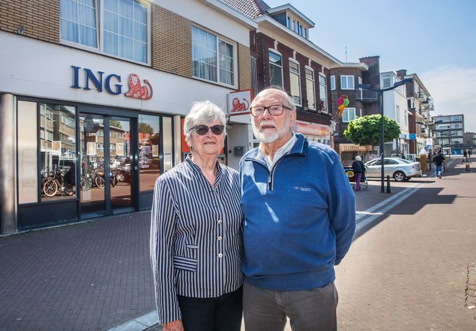 Willy en Otto gaan hun bank in de Loosduinse Hoofdstraat missen. Ze moeten nu voortaan helemaal naar de Leyweg.