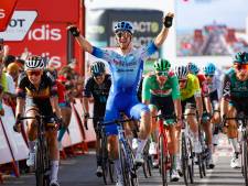 Australiër Kaden Groves houdt Danny van Poppel van sprintzege af in Vuelta