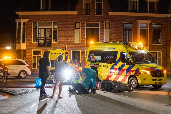 Snorfietsers gewond na botsing met auto in Woerden.