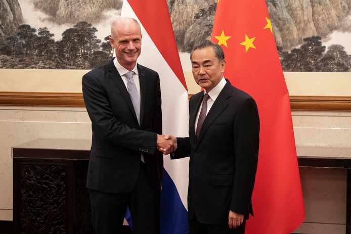 Minister Stef Blok met zijn Chinese collega Wang Yi