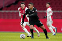 Mohamed Ihattaren zat lekker in de wedstrijd tegen Ajax. Hier wordt hij op de hielen gezeten door Nico Tagliafico.