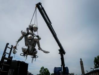 Stationsplein wordt steeds leger: metershoog robotbeeld Metropolis weggehaald