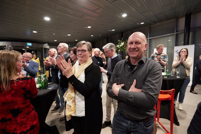 Marja Eggink (met gele sjaal) ziet haar partij Gemeentebelangen Lochem de winst pakken bij de verkiezingen in Lochem. Gemeentebelangen komt uit op 8 van de 23 zetels.