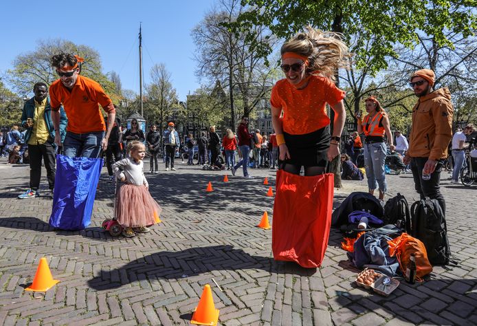 Op de Noordermarkt worden gewoon ouderwetse spelletjes gespeeld.