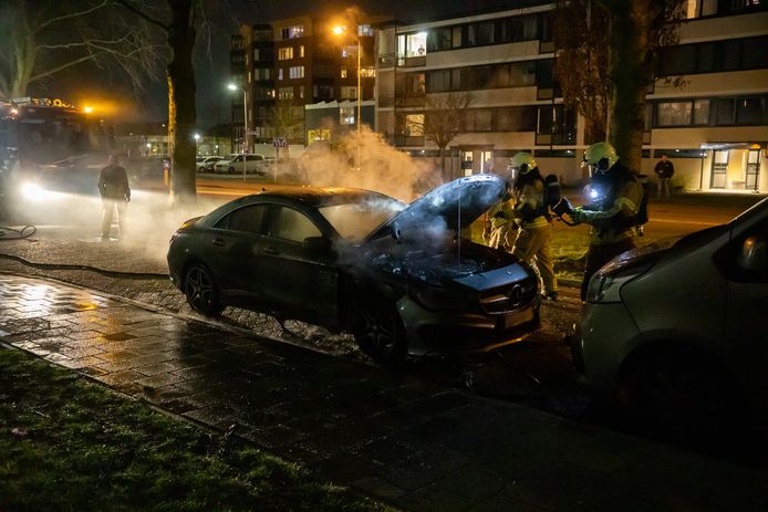 Autobrand op Jan Vermeerlaan in Roosendaal