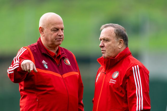 Teammanger Bas van Noortwijk (l), hier met Dick Advocaat, stopt na dit seizoen bij Feyenoord.