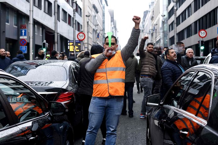 Des chauffeurs belges d'Uber bloquent une rue de Bruxelles lors d'une manifestation, le 25 novembre 2021