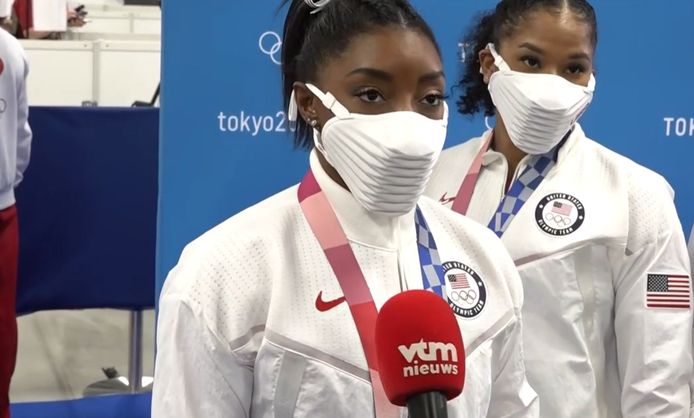 Simone Biles voor onze microfoon.