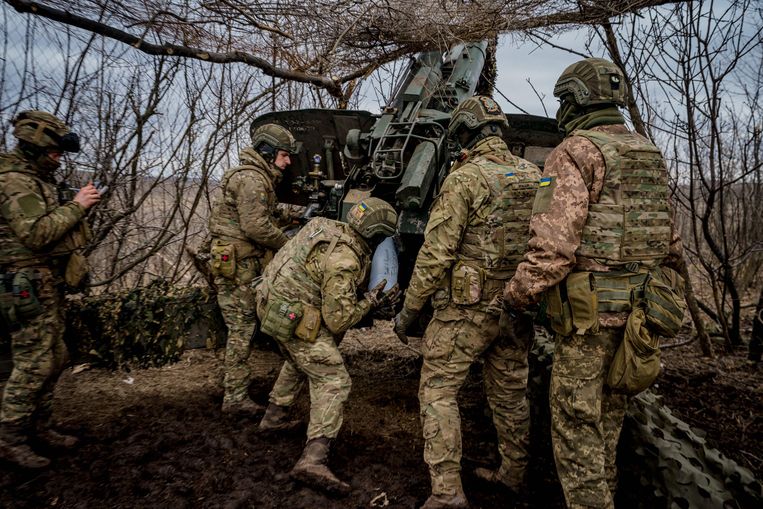 Oekraïense soldaten met een howitzer, vlakbij de frontlinie bij Bachmoet.  Beeld AFP
