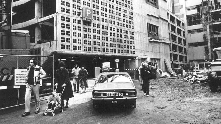 Februari 1980, de parkeergarage is net in gebruik gegaan en biedt nog maar plek aan 150 auto's Beeld ANP