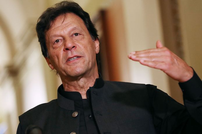Pakistaanse premier Imran Khan zet Indiase ambassadeur het land uit en schort handel met India op.
