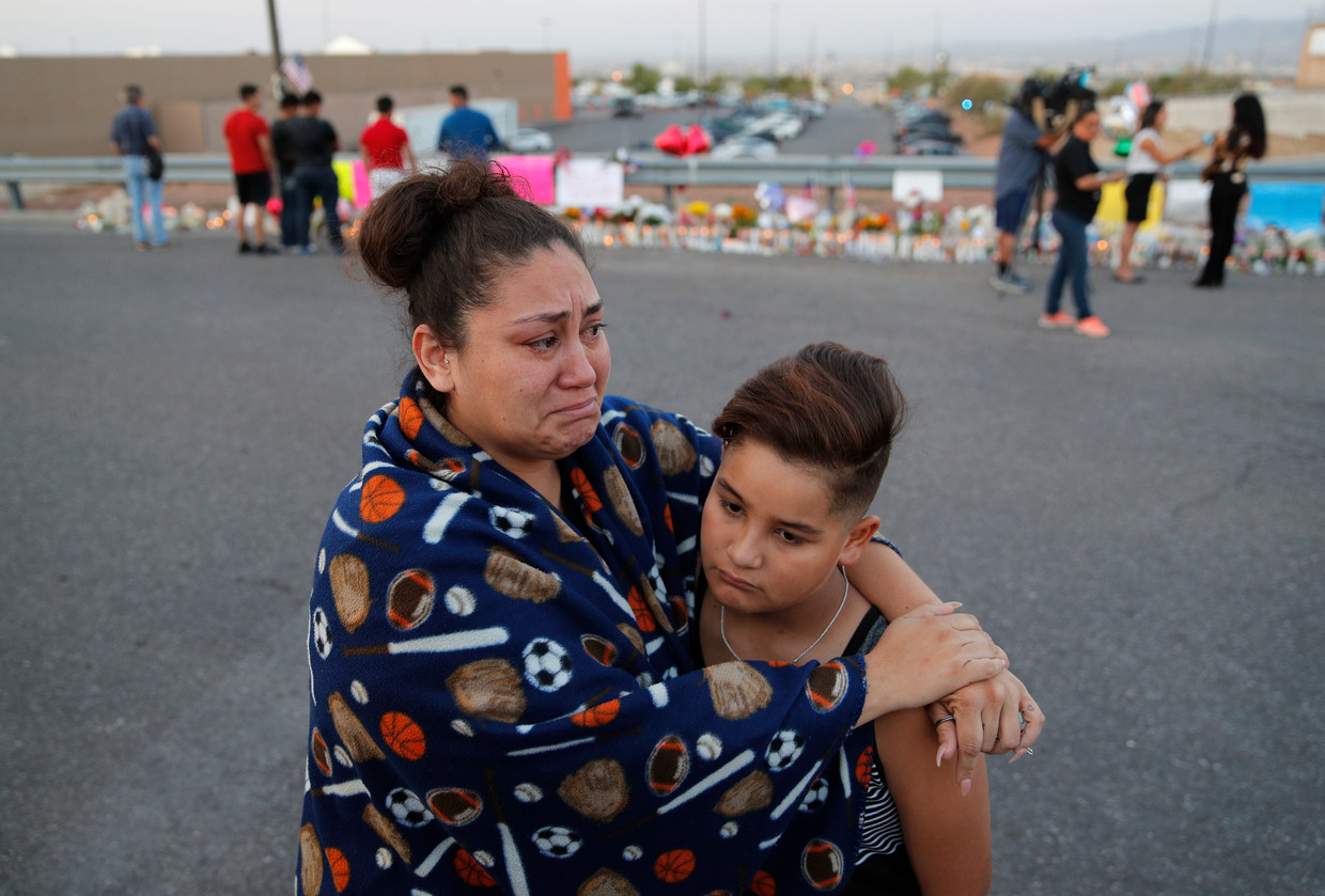 Rouw en troost op de plek waar een racistische terrorist afgelopen weekend 22 mensen vermoordde, in El Paso, Texas. Beeld AP