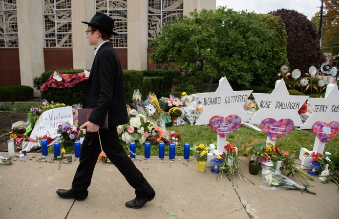 Inwoners van Pittsburgh plaatsten sterretjes voor de synagoge om de overledenen te herdenken.