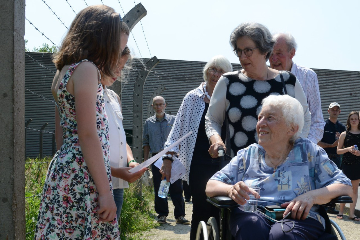 Herdenking kindertransport kamp Vught, 2016. Achter Hanneke Bakker staat Rozette Kats. Beeld 