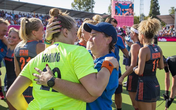 Coach Alyson Annan met keeper Josine Koning.