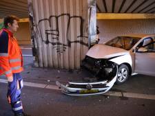 Automobilist knalt tegen pilaar op A4 bij Rijswijk en raakt zwaargewond