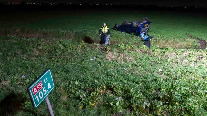 Vrouw ontwijkt dier en belandt met auto op zijn kop in Raamsdonk
