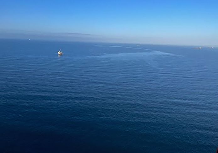 De kustwacht deelde verschillende foto's van de olievlek voor de kust van Huntington Beach. (08/03/24)