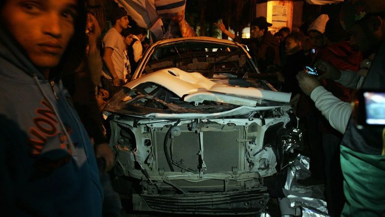 Een politieauto is vernield door een geïmproviseerde bom in het oosten van Benghazi, eerder deze maand Beeld AFP