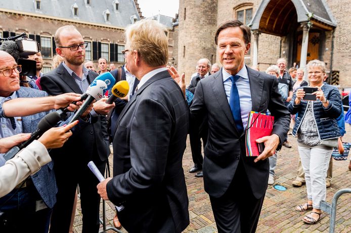 Werkgeversvoorman Hans de Boer en premier Mark Rutte geven elkaar de schuld: allebei vinden ze dat de ander iets moet doen aan de koopkracht van werknemers.