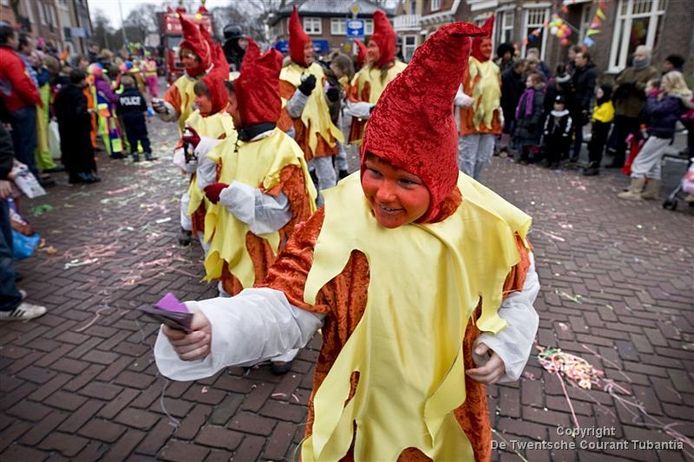 tegen sillystringspuitbus bij carnavalsoptocht Borne | Borne tubantia.nl