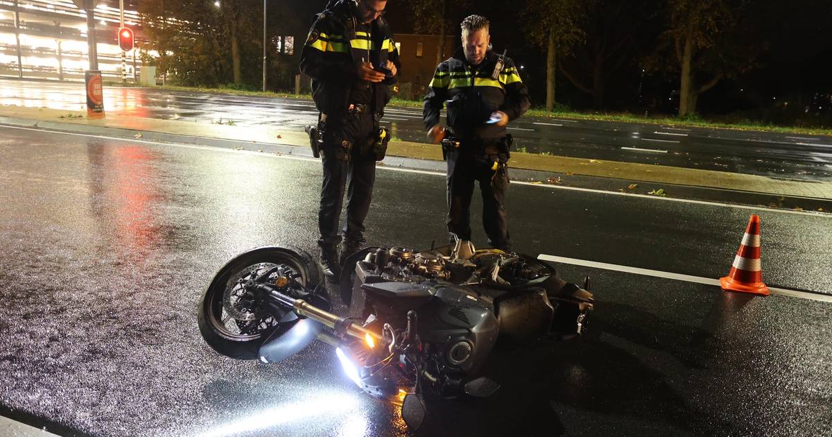 Motorrijder gewond bij botsing met auto in Den Bosch.