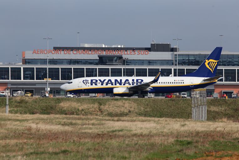 Een vliegtuig van Ryanair in de Brussels South Charleroi Airport. Beeld Photo News