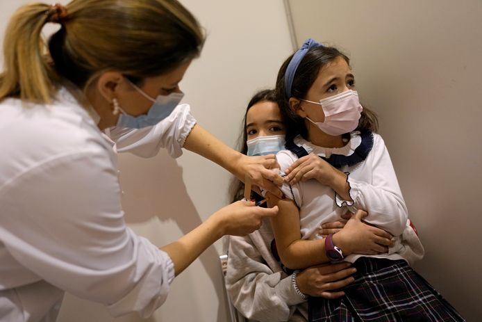 Portugal is het land met de hoogste vaccinatiegraad. Ook kinderen worden er gevaccineerd.