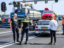 Auto op zijn kant na aanrijding Wilhelminadorp, één persoon met spoed naar het ziekenhuis