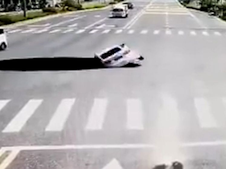 Bestuurder verwart zinkgat met schaduwplek, maar zal zich geen twee keer laten vangen