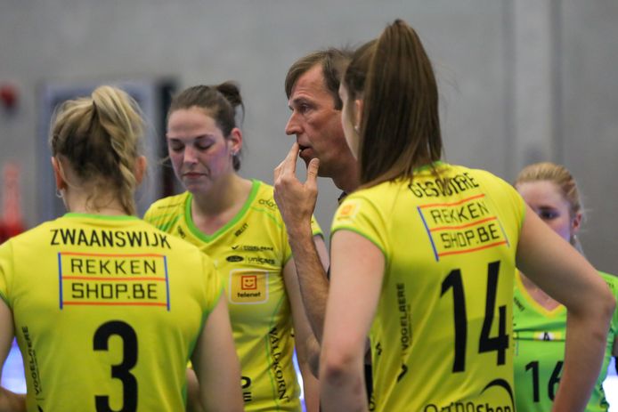Kopzorgen voor coach Koen Devos van Hermes Oostende na een nieuwe nederlaag tegen Tchalou.