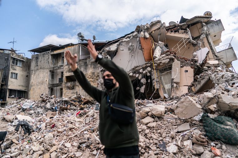 Cerzan Comert laat de vernieting zien in een wijk in Antakya.  Beeld Joris van Gennip