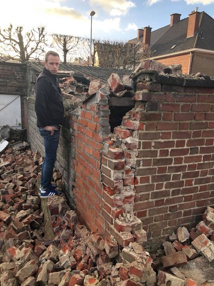 In Roeselare kwam een muurtje op twee garages van Bistro Novo terecht.