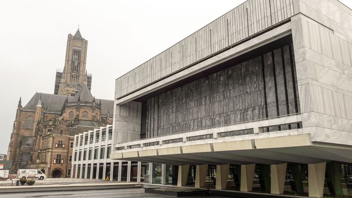 Stadhuis Arnhem met Eusebiuskerk. Op de voorgrond de zaal van de gemeenteraad.