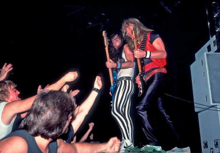 Iron Maiden in 1984, met Steve Harris in kenmerkende streepjesbroek. ‘Zij definieerden het genre.’ Beeld Getty Images