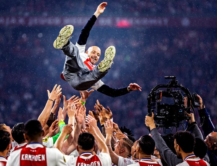 Erik ten Hag gaat de lucht in.