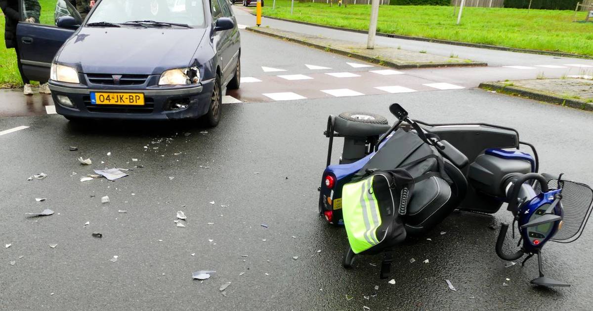 Bestuurder scootmobiel gewond bij aanrijding met auto in Enschede.