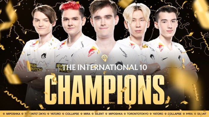 De spelers van Team Spirit, die vandaag geschiedenis schreven door het grootste esportstoernooi van het jaar te winnen.