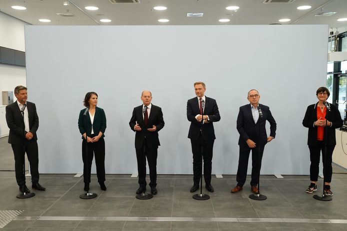 (de gauche à droite) Robert Habeck, coprésident du parti des Verts (Die Gruenen), Annalena Baerbock, coprésidente du parti des Verts (Die Gruenen), Olaf Scholz, ministre allemand des Finances et candidat principal du parti social-démocrate (SPD) aux élections fédérales, Christian Lindner, président du parti libre-démocrate (FDP) et président de la faction au Bundestag, Norbert Walter-Borjans, coprésident du Parti social-démocrate (SPD), et Saskia Esken, coprésidente du Parti social-démocrate (SPD)