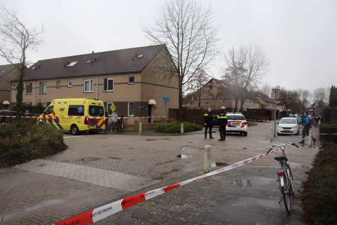Hulpdiensten bij de woning aan de Rivierenlaan in Lelystad.