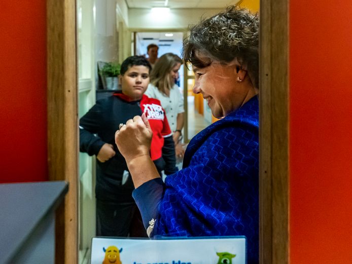 De Utrechtse burgemeester Sharon Dijksma krijgt een rondleiding door basisschool Op Dreef in Utrecht. Yahya (8) doet het woord.